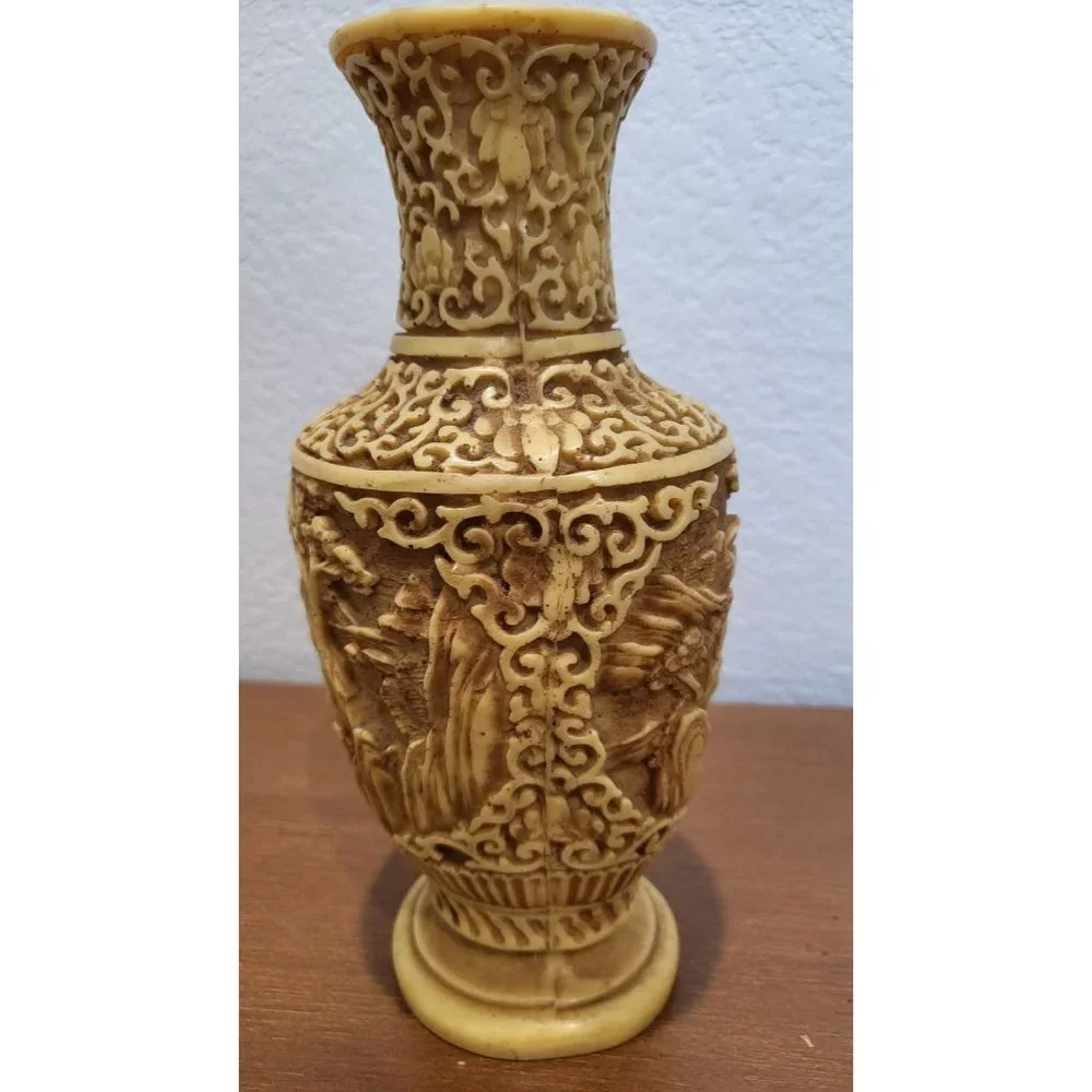 Asian Resin Vase‎